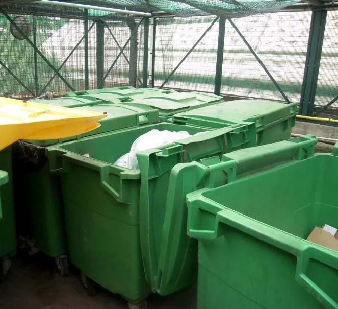 Kontenery przy wiezy Eiffla